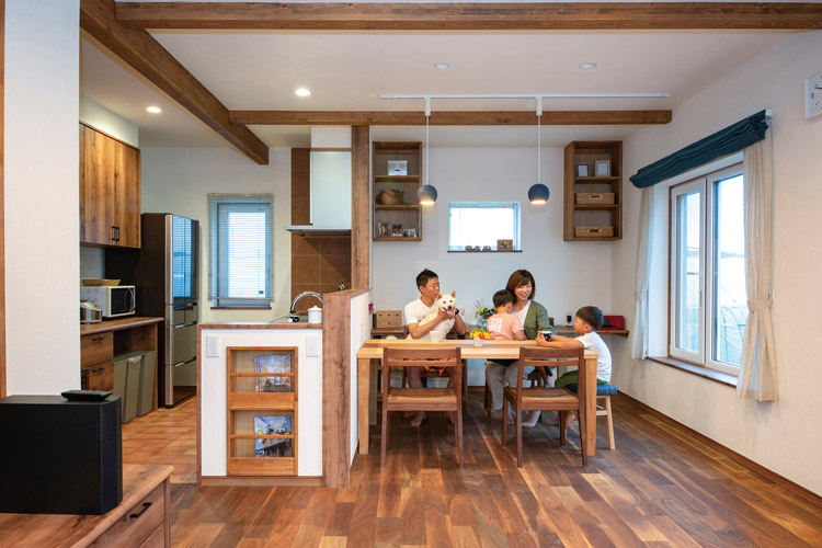 無垢材の床や造作家具で統一感のある上質な木の家